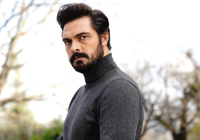 Halil Ibrahim Ceyhan poartă o maletă închisă la culoare