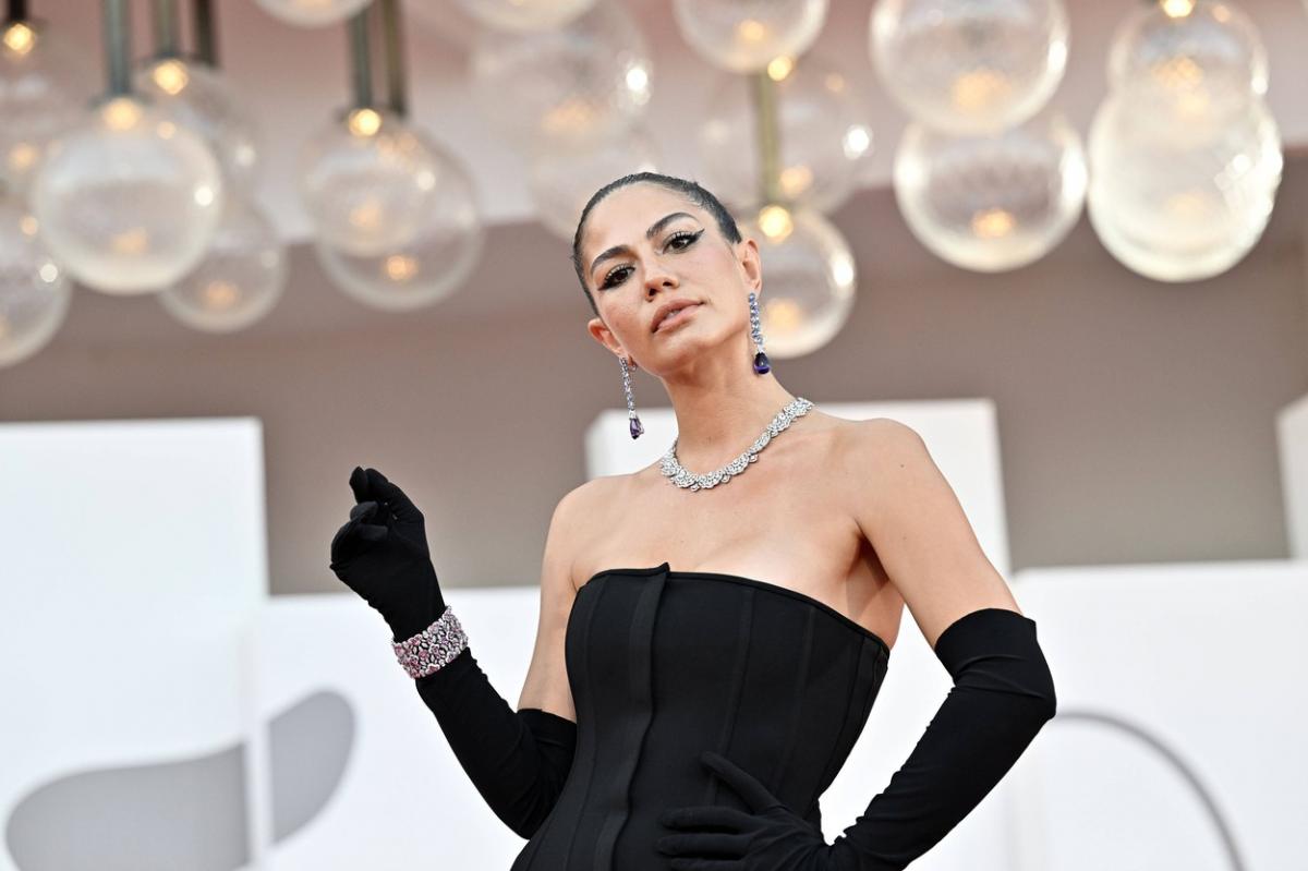 Demet Özdemir poartă o rochie neagră fără mâneci