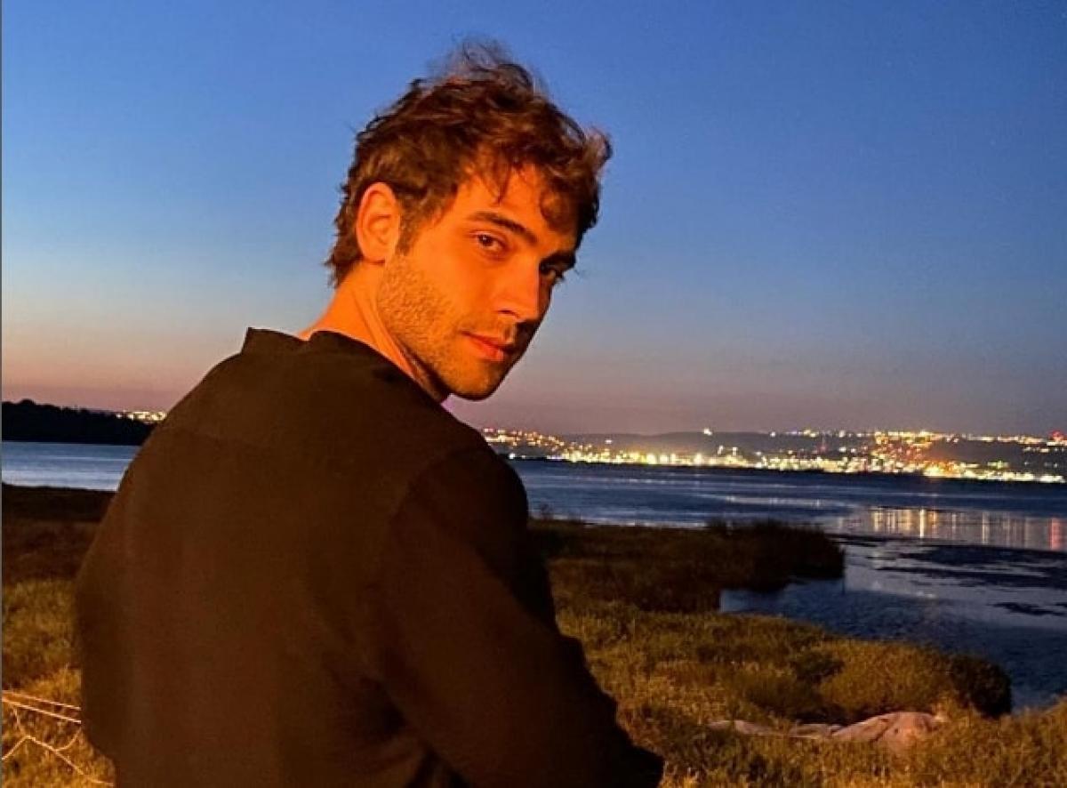 Burak Berkay Akgül poartă o bluză cu mâneci lungi