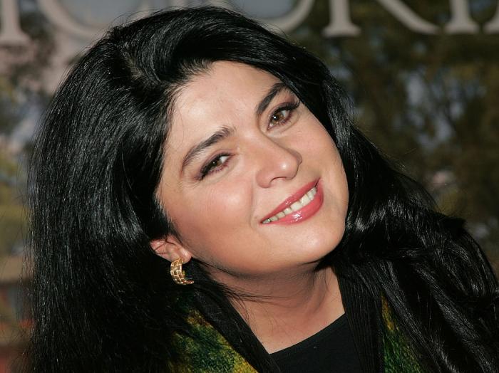 Victoria Ruffo poartă părul desprins și zâmbește