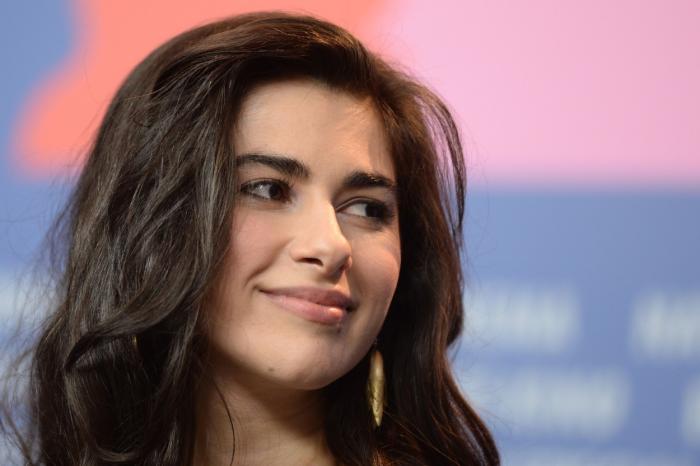 Nesrin Cavadzade poartă părul lung, desprins