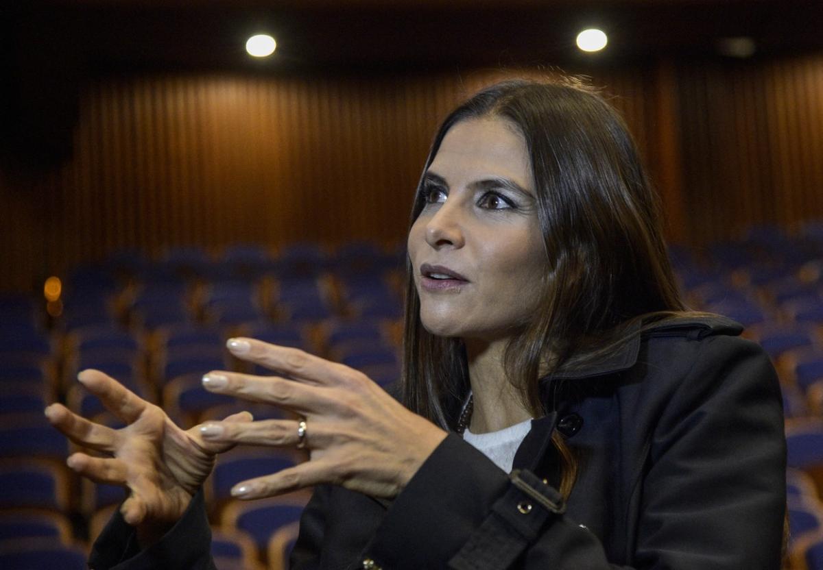 Natalia Ramirez poartă părul lung, desprins