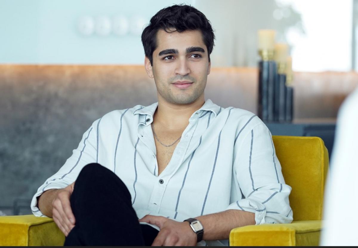 actorul poartă o cămașă albă cu mâneci lungi