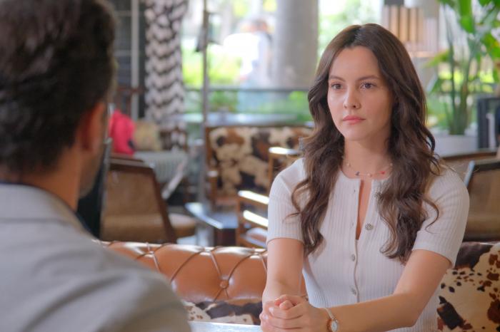 actrița poartă o bluză cu mânecă scurtă