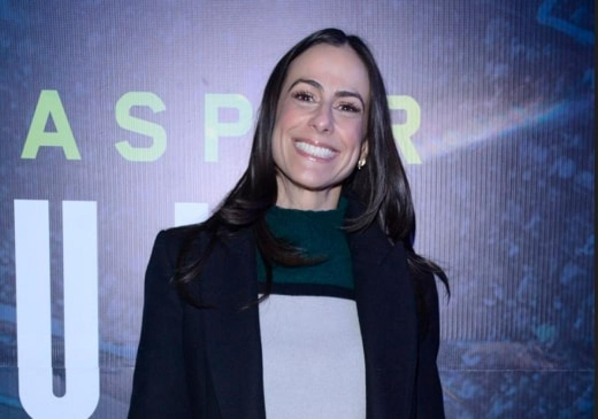 Paulina Mercado poartă părul lung, desprins