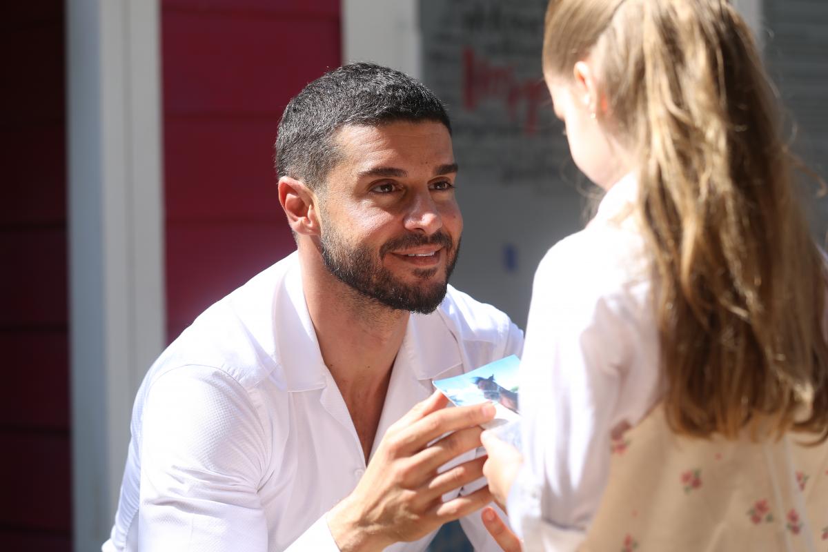 actor turc poartă o cămașă cu mâneci lungi