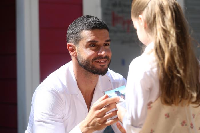 actor turc poartă o cămașă cu mâneci lungi