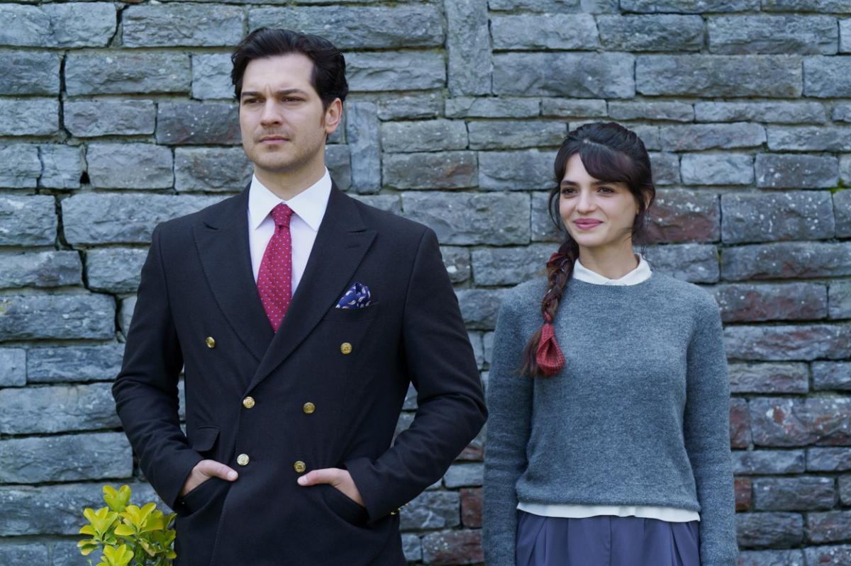 actori stau unul lângă celălalt