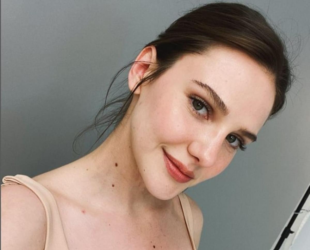 fată poartă bluză cu umăr gol