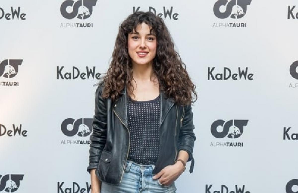 actriță poartă părul lung, desprins