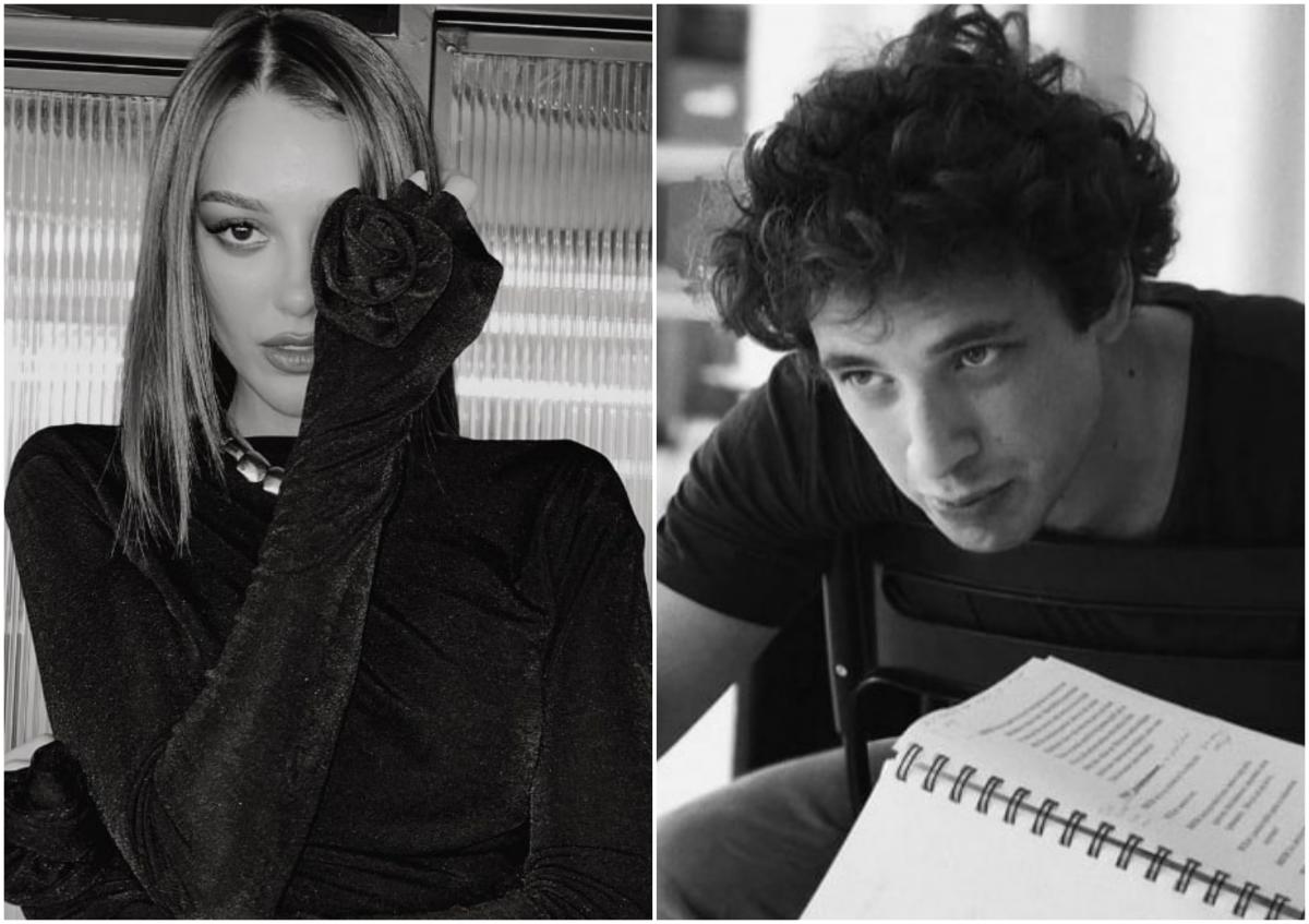 actriță stă cu mâna în dreptul ochiului și poartă o bluză neagră, actor poartă un tricou negru și are părul creț și un caiet în față