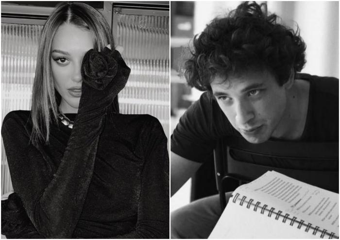 actriță stă cu mâna în dreptul ochiului și poartă o bluză neagră, actor poartă un tricou negru și are părul creț și un caiet în față