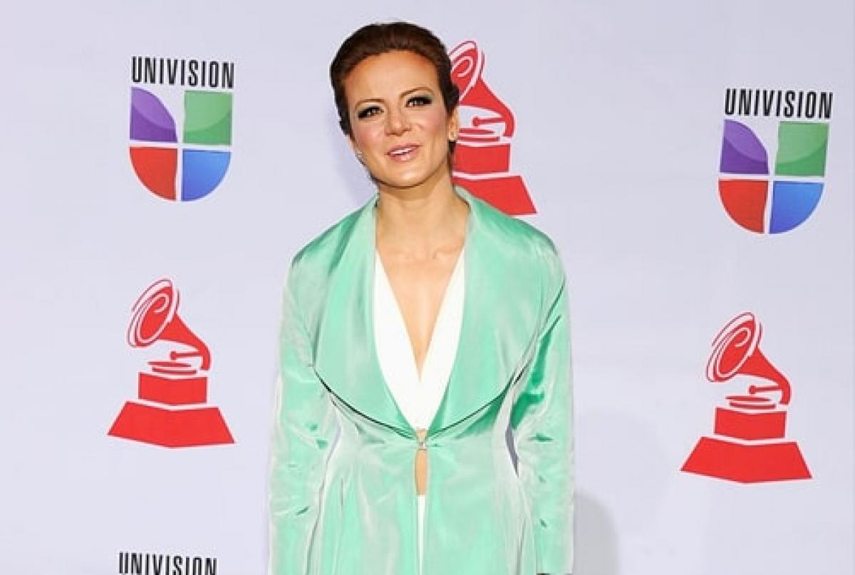 actrița poartă o rochie verde cu mâneci lungi