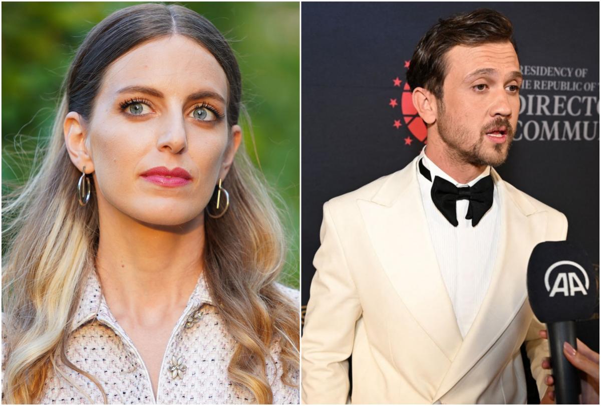 actrița poartă părul desprins și o bluză deschisă la culoare și actorul poartă un costum alb