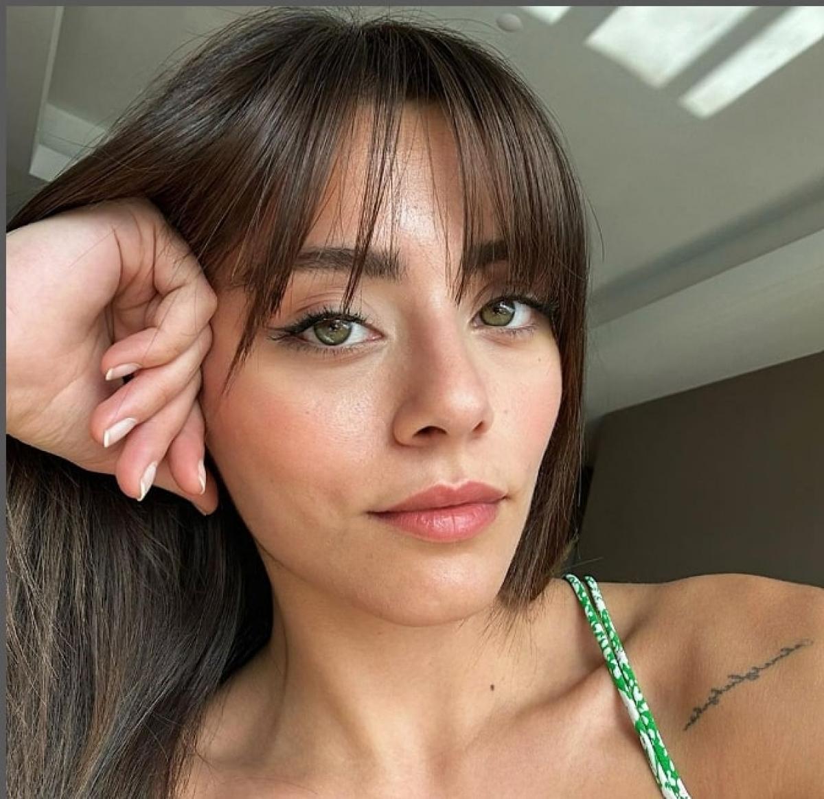 actrița poartă părul lung, desprins, cu breton