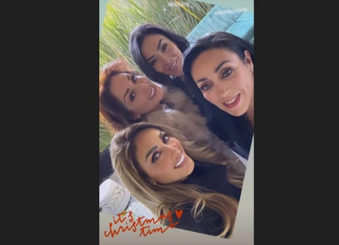 patru femei stau una lângă alta