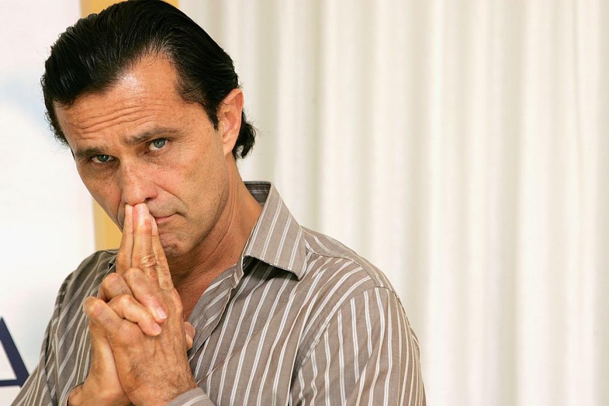 actor poartă o cămașă