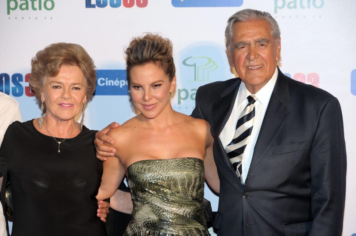 familie, 3 membrii stau unul lângă celălalt