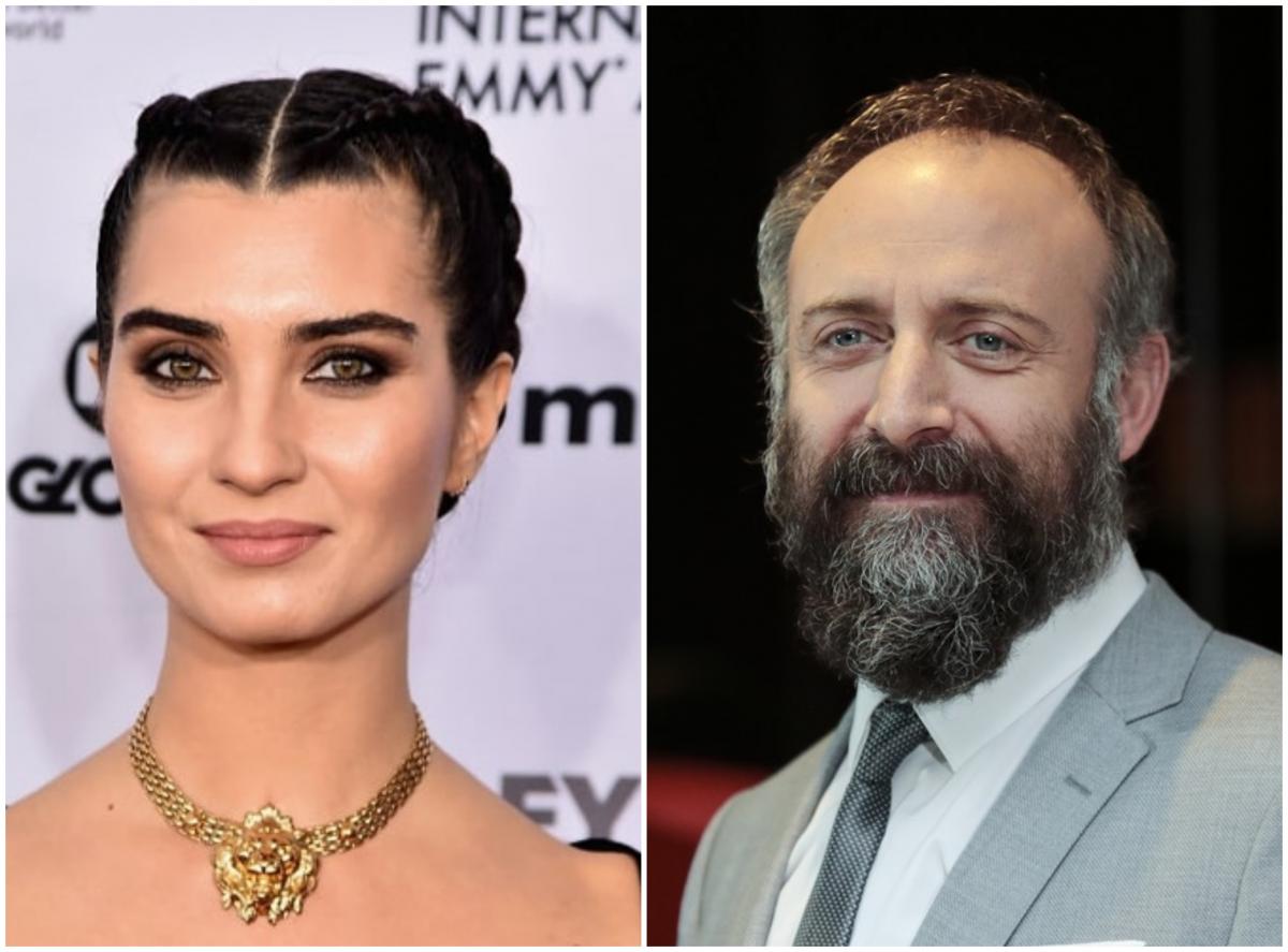 actriță poartă părul în coc și un lanț la gât, actor poartă cămașă albă și sacou gri