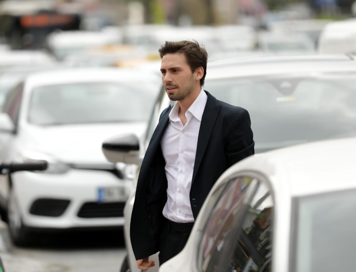 actor poartă o cămașă albă și sacou închis la culoare