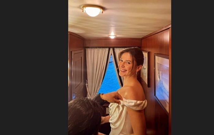 Alina Boz poartă o rochie albă
