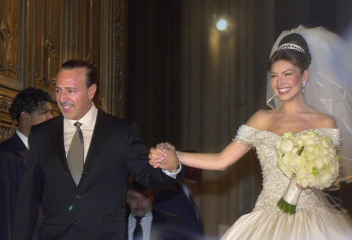 Tommy Mottola și Thalia se țin de mână și zâmbesc