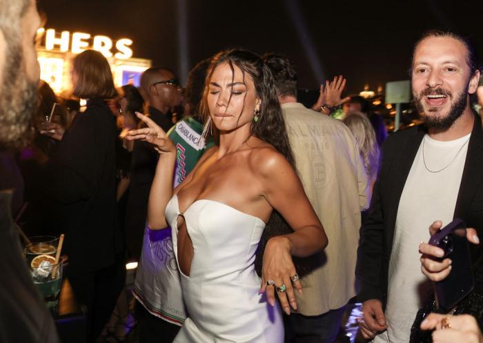 Demet Ozdemir poartă o rochie albă fără mâneci