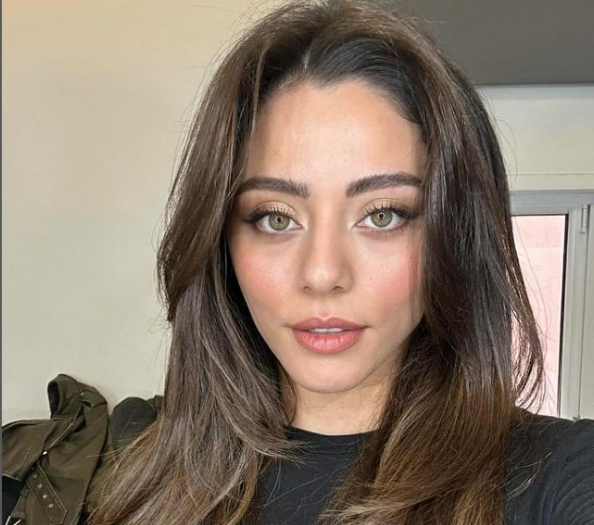 actrița poartă părul desprins și zâmbește