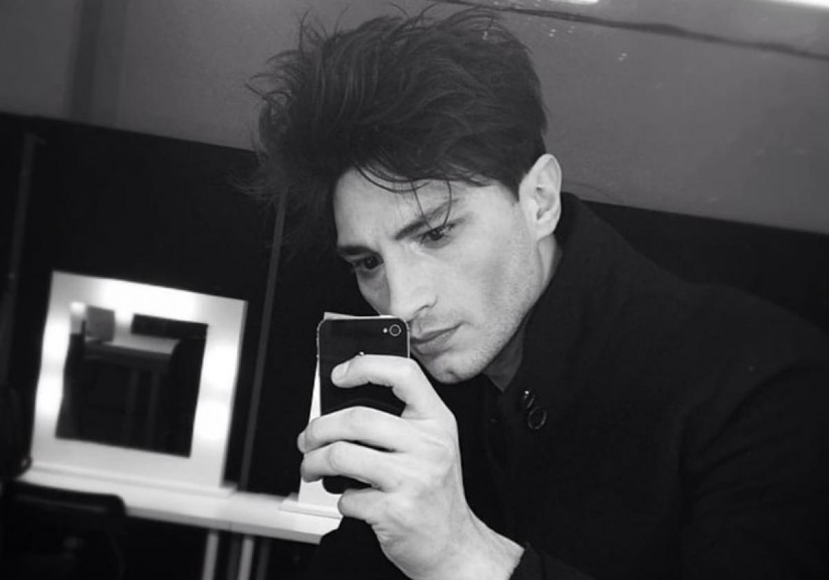 actor poartă bluză neagră