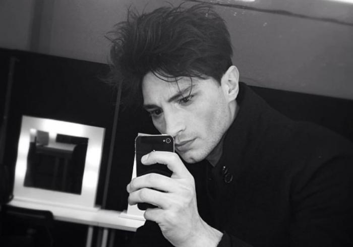 actor poartă bluză neagră