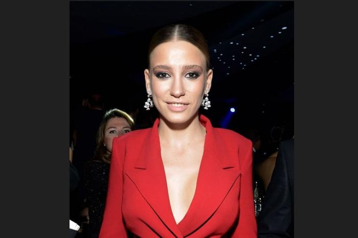 Serenay Sarıkaya poartă un costum roșu cu decolteu