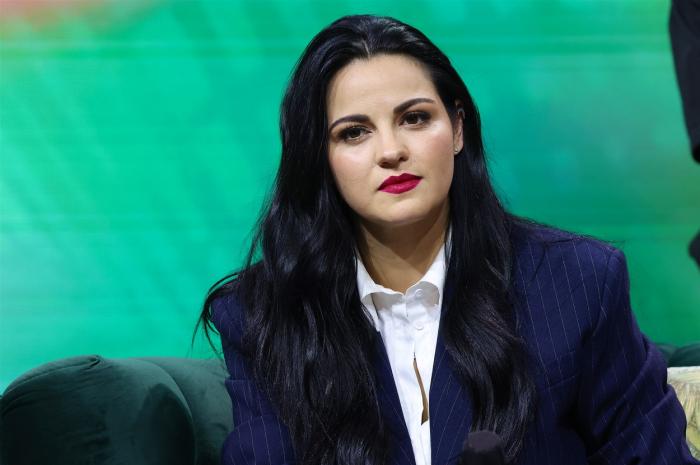 Maite Perroni poartă o cămașă albă și un sacou închis la culoare
