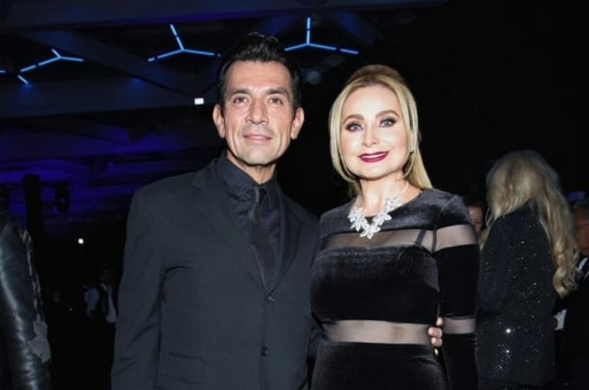 doi actori, îndrăgostiți, stau unul lângă celălalt și zâmbesc