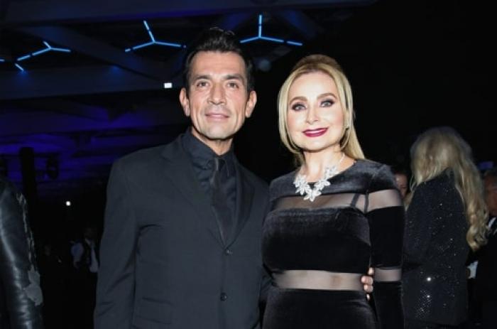 doi actori, îndrăgostiți, stau unul lângă celălalt și zâmbesc