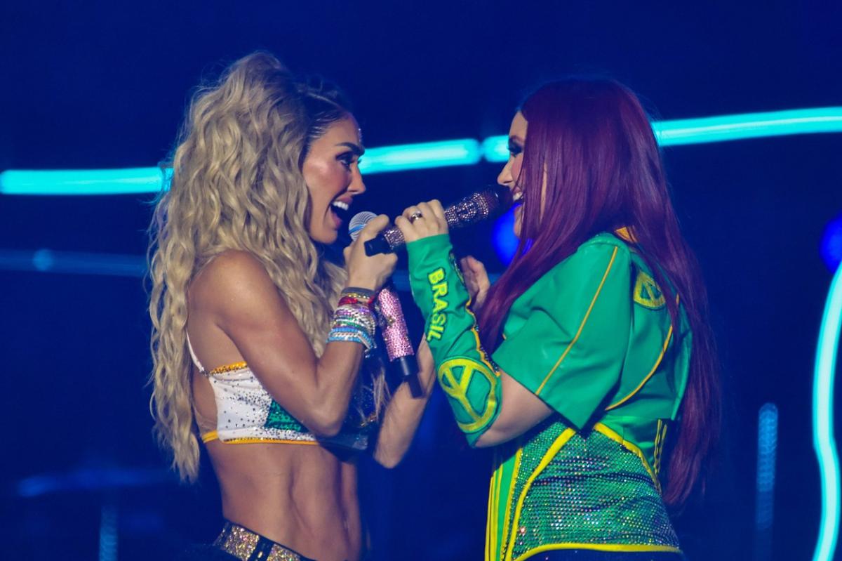 artiste stau una în fața celeilalte