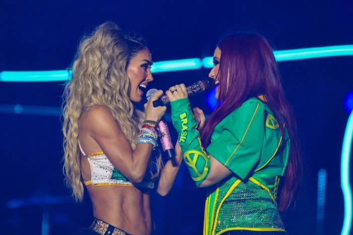 artiste stau una în fața celeilalte