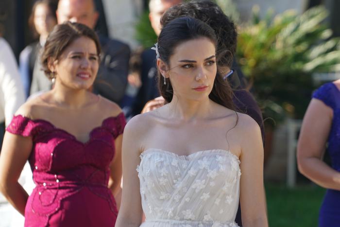 actriță poartă rochie albă de mireasă