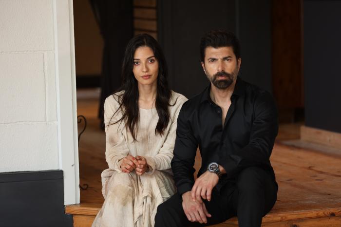 actori stau unul lângă celălalt