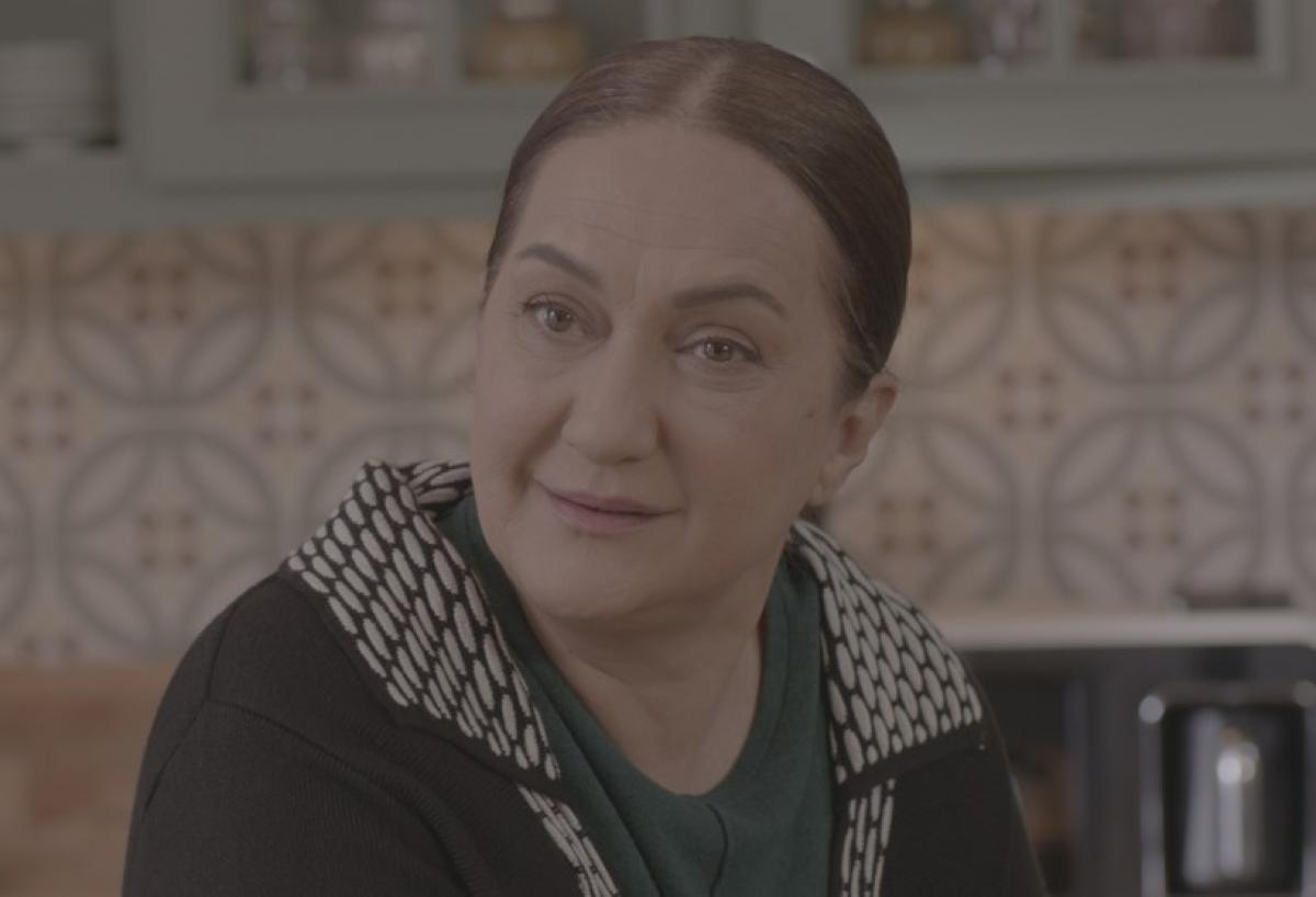 Yeşim Gül Akşar poartă părul prins și are o geacă închisă la culoare