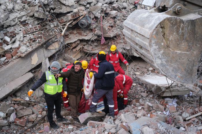 echipă de salvatori printre dărâmături