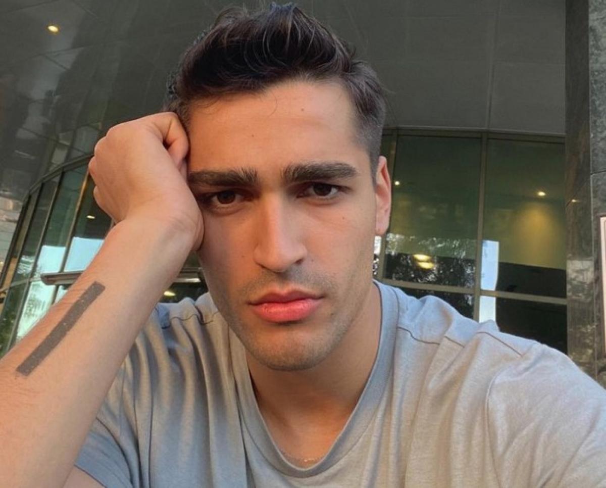 Mert Ramazan Demir poartă un tricou gri