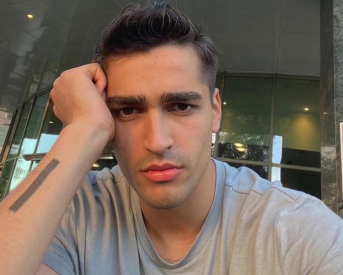 Mert Ramazan Demir poartă un tricou gri