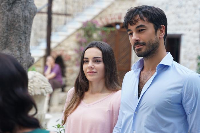 Gokhan Alkan poartă o cămașă albastră deschisă la gât