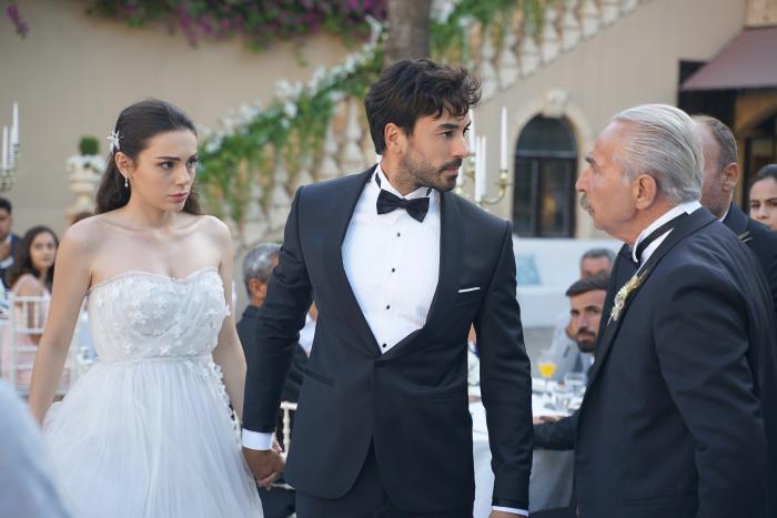 Gokhan Alkan poartă un sacou negru și un papion de aceeași culoare