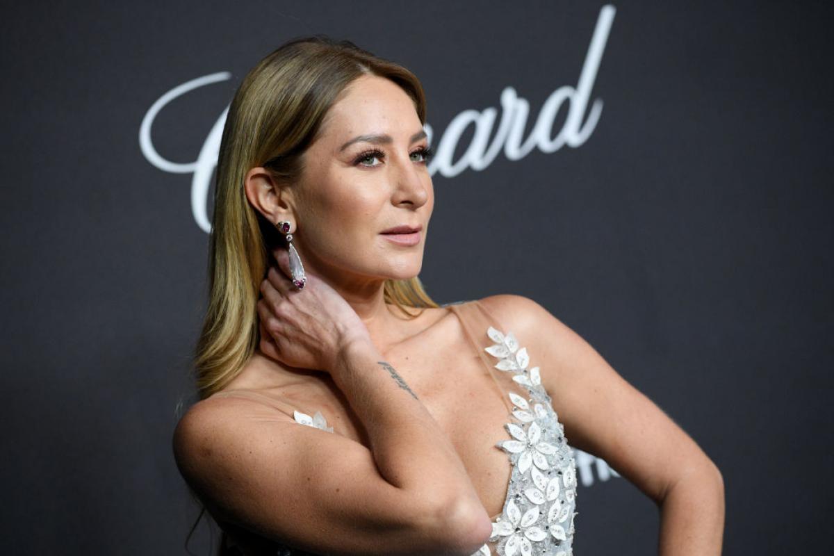 Geraldine Bazán poartă o rochie de gală fără mâneci, cu aplicații de culoare gri