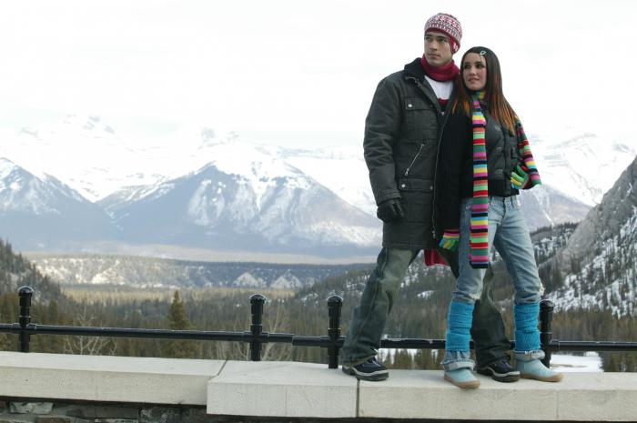 Alfonso Herrera și Dulce Maria stau unul lângă celălalt