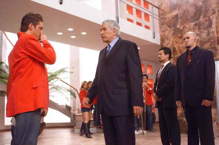 Christopher Uckermann și Enrique Rocha stau față în față