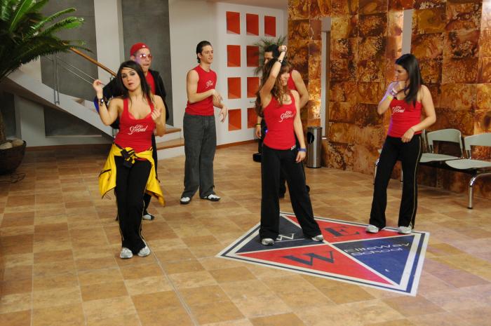 Maite Perroni, Anahi, Dulce Maria, Christian Chavez, Christopher Uckermann poartă uniforma de la Elite Way School