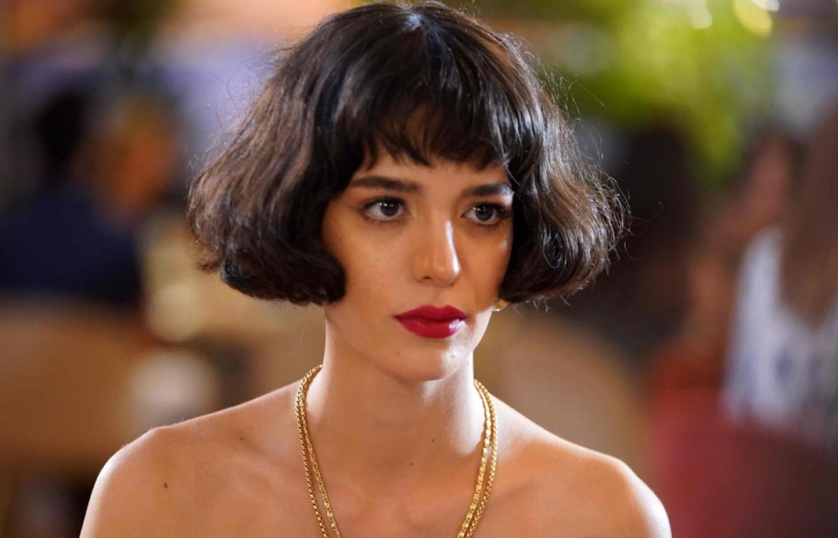 Yaprak Medine poartă părul scurt și ruj roșu