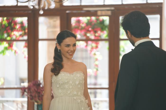 Yağmur Tanrısevsin poartă o rochie de mireasă și are părul prins în coadă